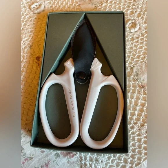 Floral clippers. NIB. Handcrafted in Japan - Picture 3 of 3